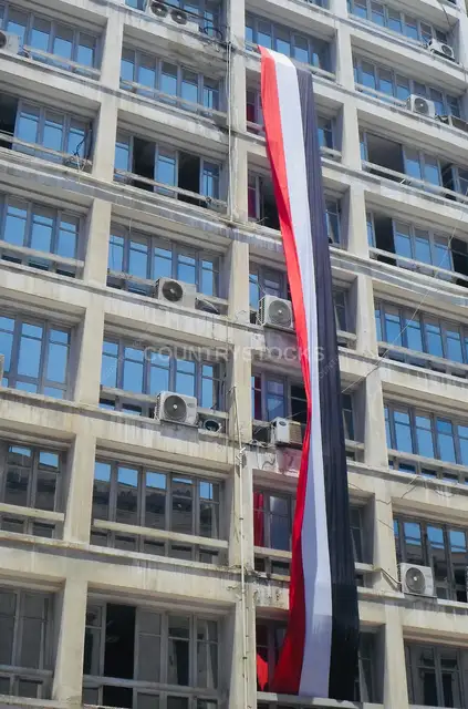 علم مصر معلق على واجهة مبنى في الإسكندرية