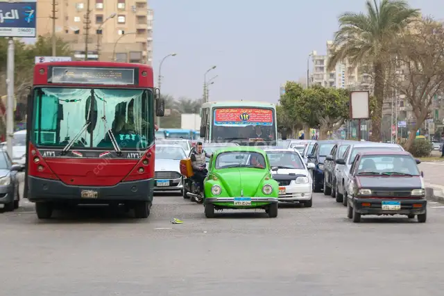عربية فولكس فاجن خضرا وسط زحمة المرور في القاهرة