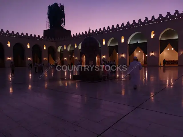 صحن جامع الحاكم بأمر الله عند الغسق، القاهرة الإسلامية