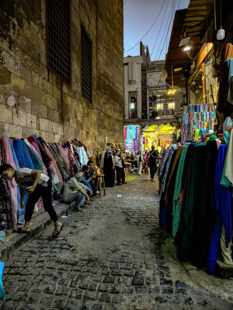 باعة شارع القماش ليلاً، الغورية القاهرة