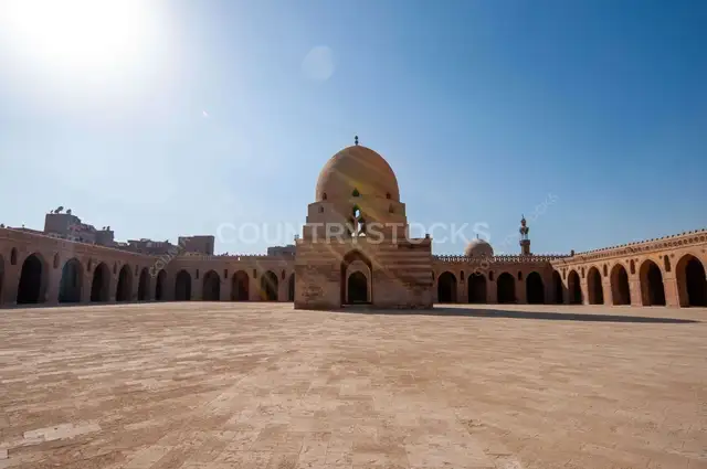 صحن جامع أحمد بن طولون وقبة الميضة، القاهرة