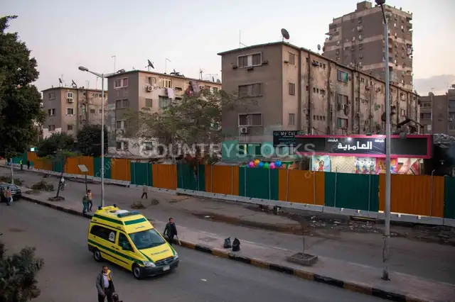 عربية إسعاف صفرا في شارع السودان، القاهرة