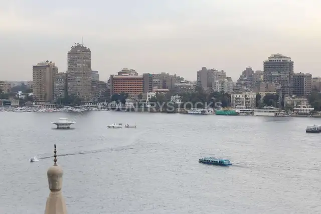 قوارب على نهر النيل ومنظر أفق القاهرة