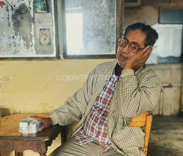 رجل مصري مسن جالس في الداخل، كوم الدكة الإسكندرية