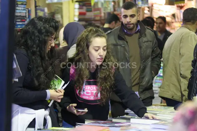 تصفح كتب في معرض القاهرة الدولي للكتاب 2017
