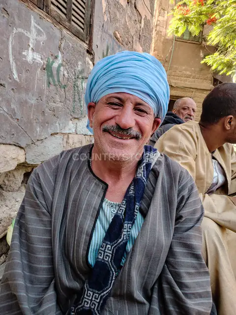 بائع مواشي صعيدي مبتسم في السوق الشعبي