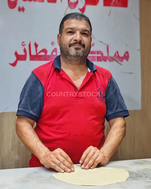 فطاطري الحسين يجهز عجينة الفطيرة