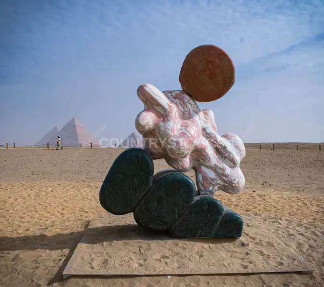منحوتة بلوب أمام أهرامات الجيزة، فوريفر إز ناو