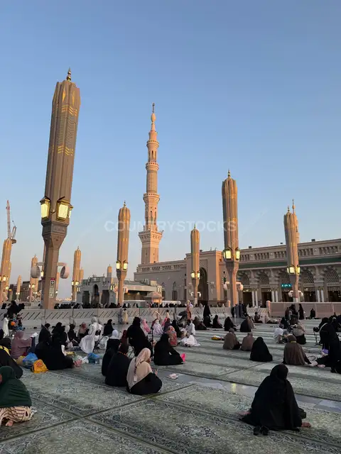نساء يصلين في المسجد النبوي، المدينة المنورة