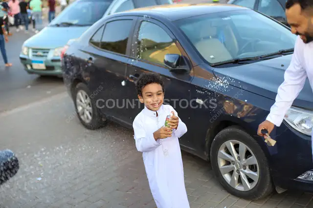 طفل يلعب بعد صلاة العيد، شيراتون القاهرة