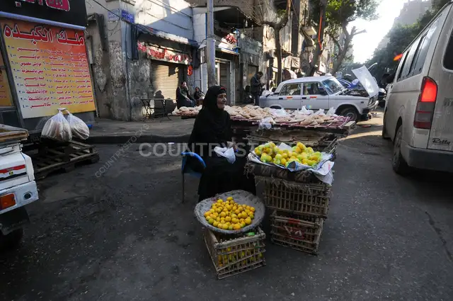 سيدة مسنة تبيع الخبز التقليدي والليمون