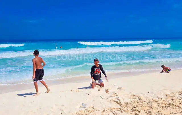 أطفال يلعبون على شاطئ ايكو ايلاند بيتش العلمين