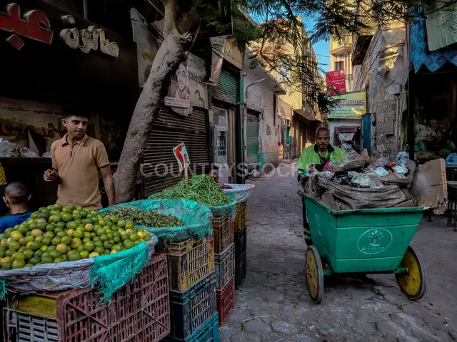 بائع الليمون وعامل النظافة في سوق الباطنية القاهرة