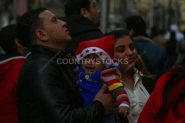 مشهد شارع مزدحم بالكريسماس في طلعت حرب