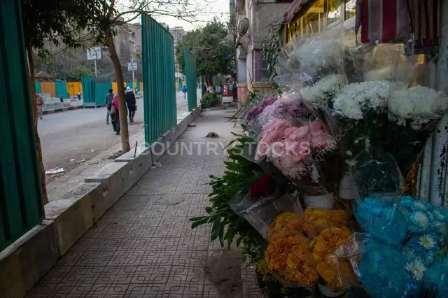 بوكيهات ورد قدام محل محلي في شارع بالقاهرة