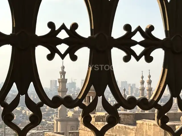 مآذن ومساجد القاهرة التاريخية من خلف الزخارف الإسلامية