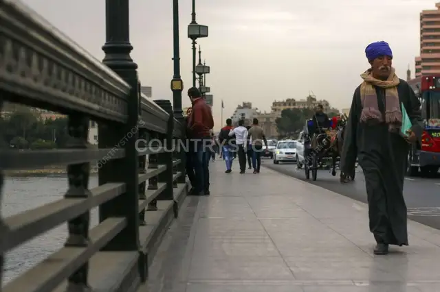 راجل بزي تقليدي على كوبري قصر النيل في القاهرة