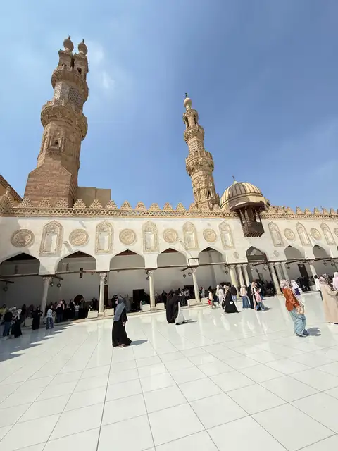 صحن جامع الأزهر الشريف أثناء صلاة الجمعة، القاهرة