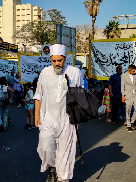 شيخ صوفي بجلباب أبيض في احتفال رأس السنة الهجرية بالقاهرة