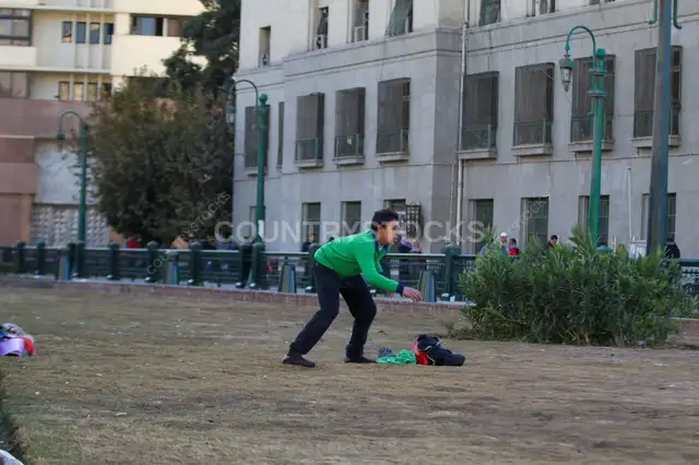 أولاد بيلعبوا كرة في مساحة مفتوحة قريب من ميدان التحرير