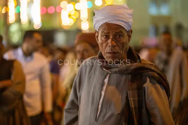 زائر بيتنقل وسط مولد السيدة زينب