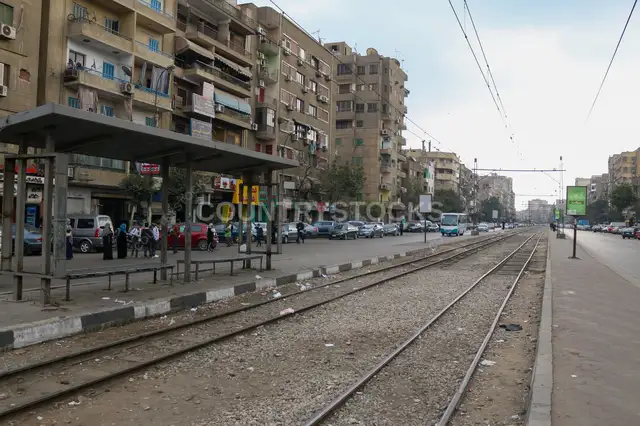 الانتظار في محطة الترام القديمة في هليوبوليس – القاهرة