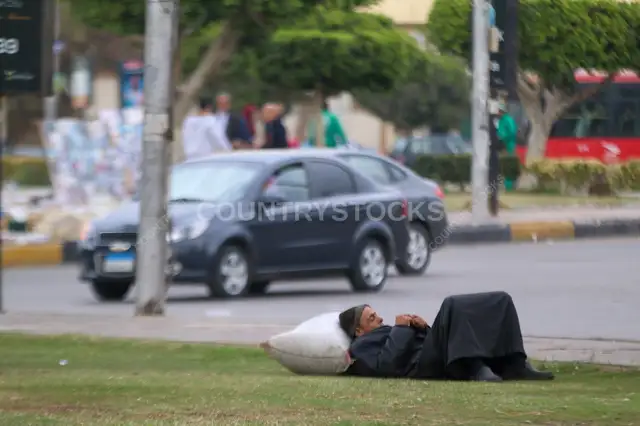راجل مستريح على العشب في القاهرة