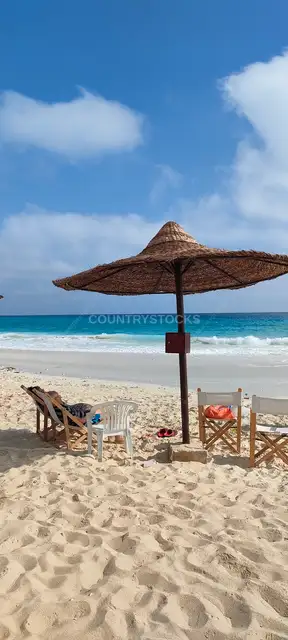 كراسي شاطئ ومظلة قش على البحر المتوسط، الإسكندرية
