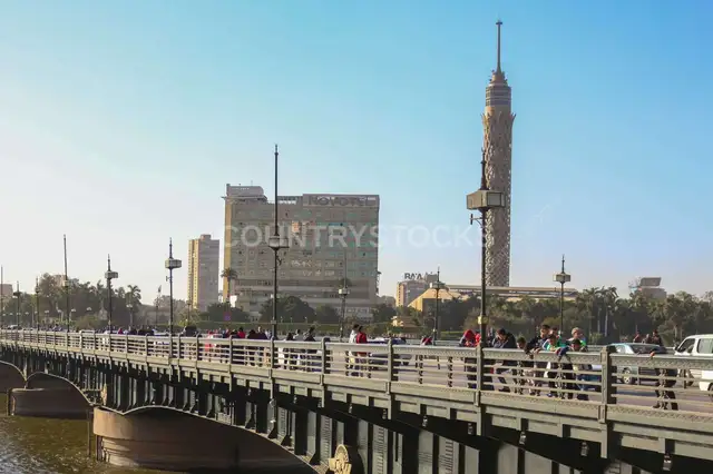 المشاة والعربيات على كوبري قصر النيل شتاء