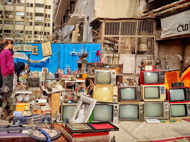 أجهزة تلفزيون قديمة وتحف في سوق ديانا بوسط القاهرة