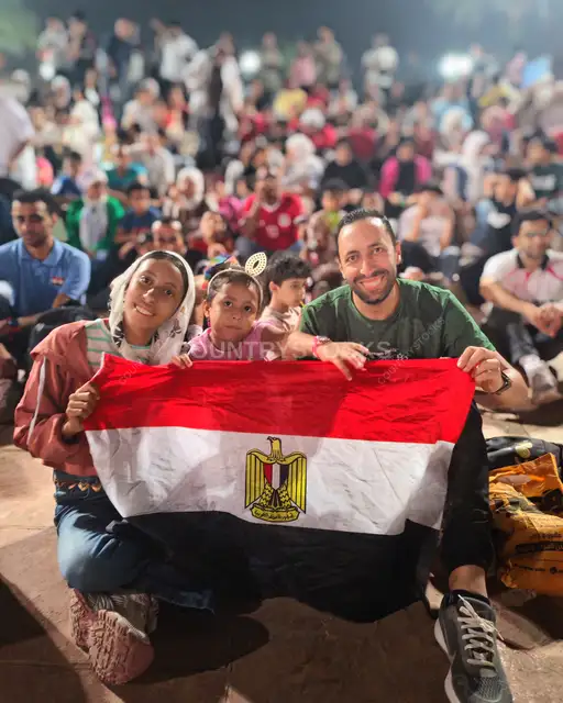 عائلة مصرية ترفع علم مصر في احتفال شعبي