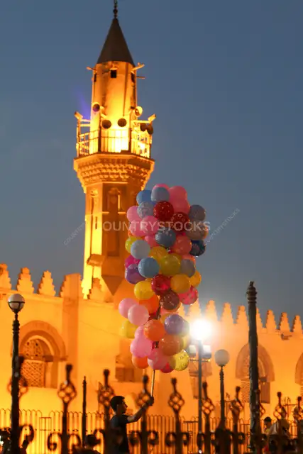 بائع بالونات أمام مسجد عمرو بن العاص ليلة العيد