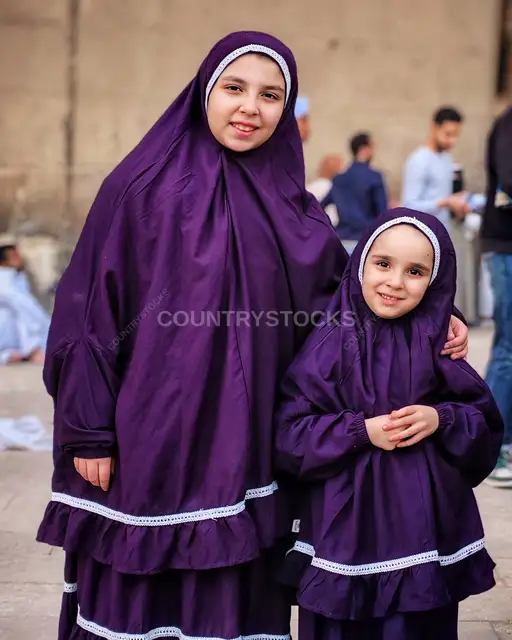 شقيقتان بزي الصلاة الأنيق في مسجد السلطان حسن