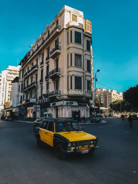 تاكسي قديم أصفر وأسود في شارع الإسكندرية