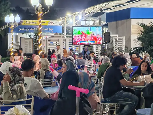 عائلات مصرية تترقب انطلاق المباراة في مركز شباب الجزيرة