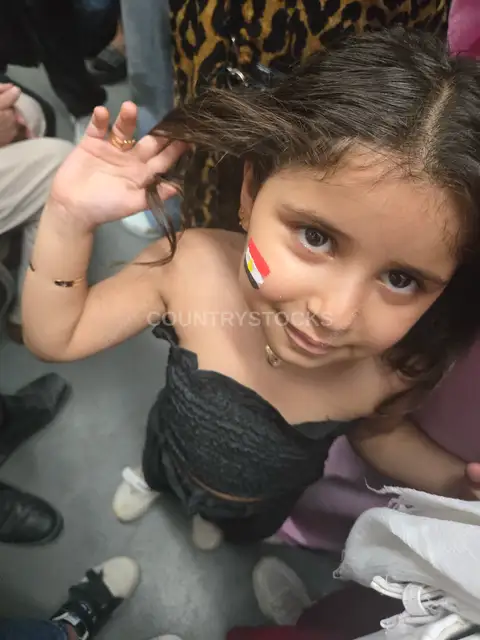 طفلة بعلم مصر على وجهها في المترو احتفالاً بالفوز