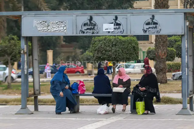 ستات قاعدين يتكلموا في موقف أتوبيس في القاهرة شتاء 2017