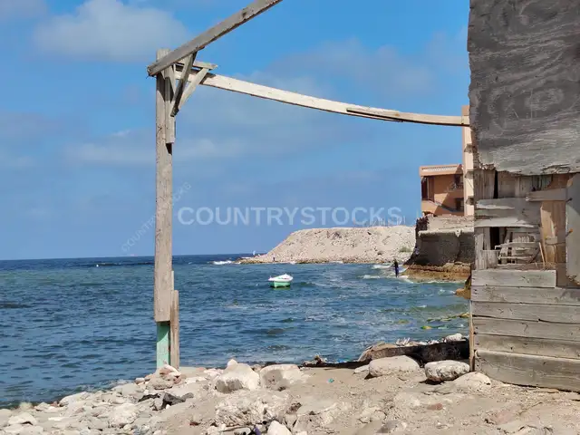 صياد على شاطئ الإسكندرية الصخري، رأس التين