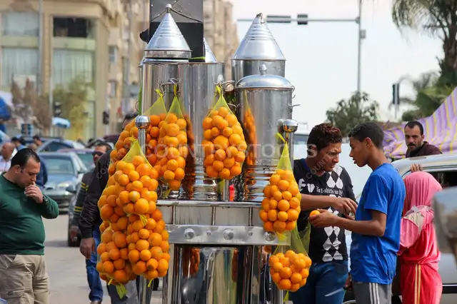 بائع عصير برتقال طازج من عربة في القاهرة، مصر