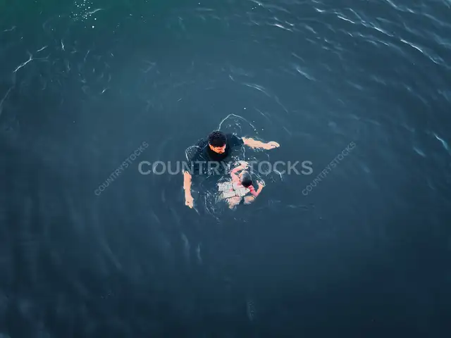 أطفال يسبحون في مياه النيل بالقناطر الخيرية