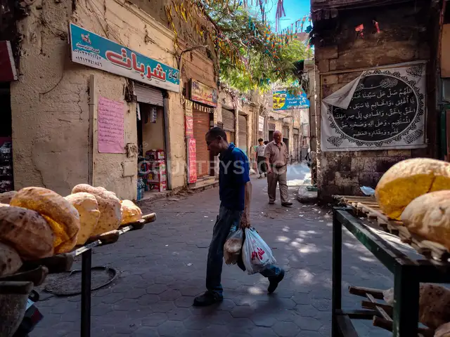 بائع عيش بلدي في وسط البلد القاهرة