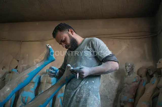 عامل في ورشة صناعة المانيكان، قرية الخراقانية