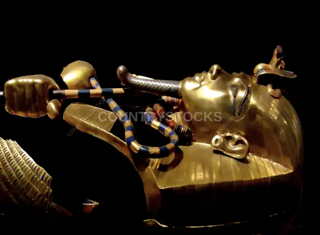 التابوت الذهبي لتوت عنخ آمون بالصولجان والمطرق الملكيين