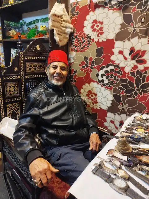 تاجر أنتيكات في حارة درويش بعابدين القاهرة