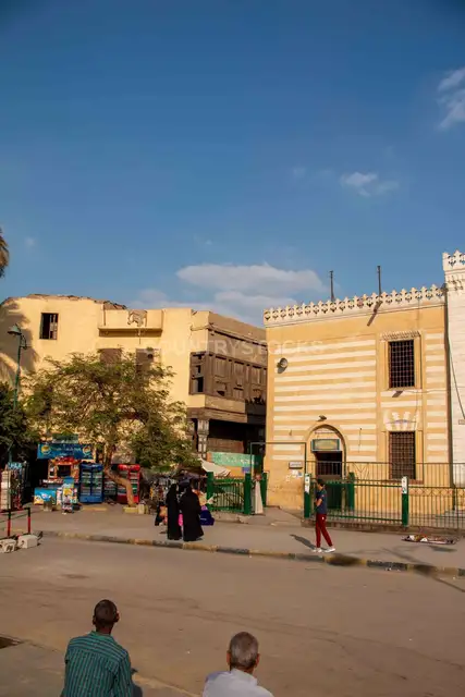 مشهد شارع أمام جامع السيدة نفيسة، القاهرة