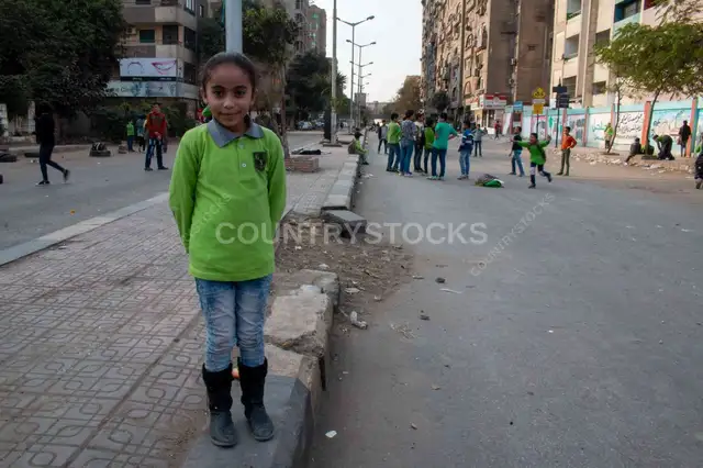 تلميذة مصرية على رصيف شارع السودان بالقاهرة