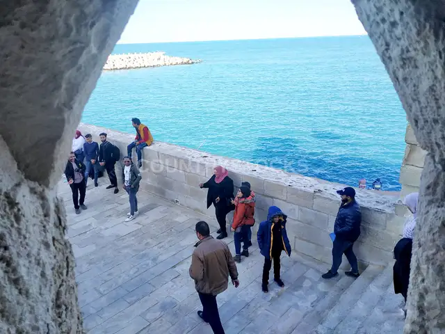 زوار عند الممشى البحري لقلعة قايتباي، الإسكندرية