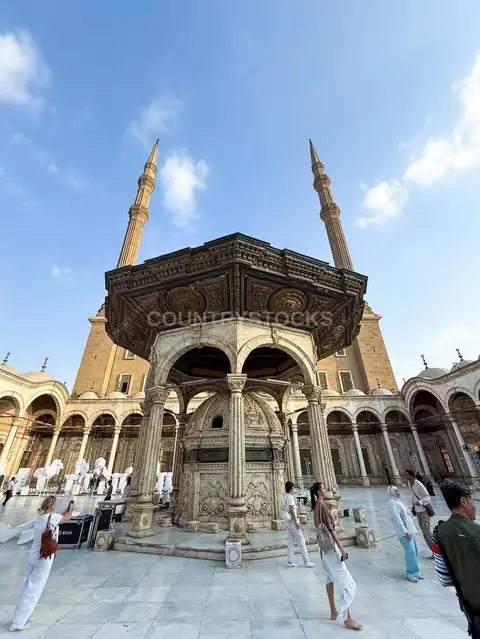 هدوء صحن مسجد محمد علي
