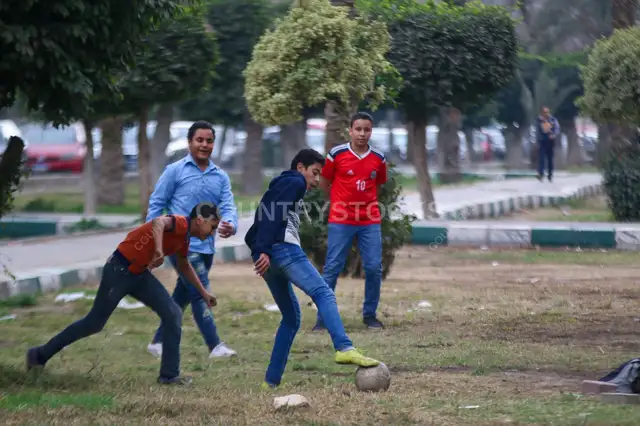 أولاد بيلعبوا كورة مع بعض في جنينة عامة في القاهرة شتاء 2017