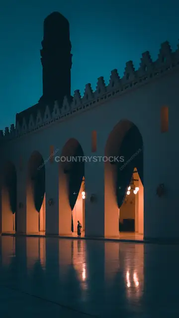 أروقة مسجد الحاكم بأمر الله ليلاً، القاهرة